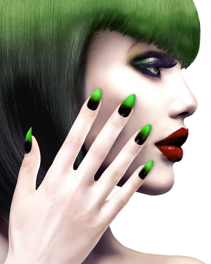 Grün-schwarzer Nagellack, Perücke und auffälliges Make-up