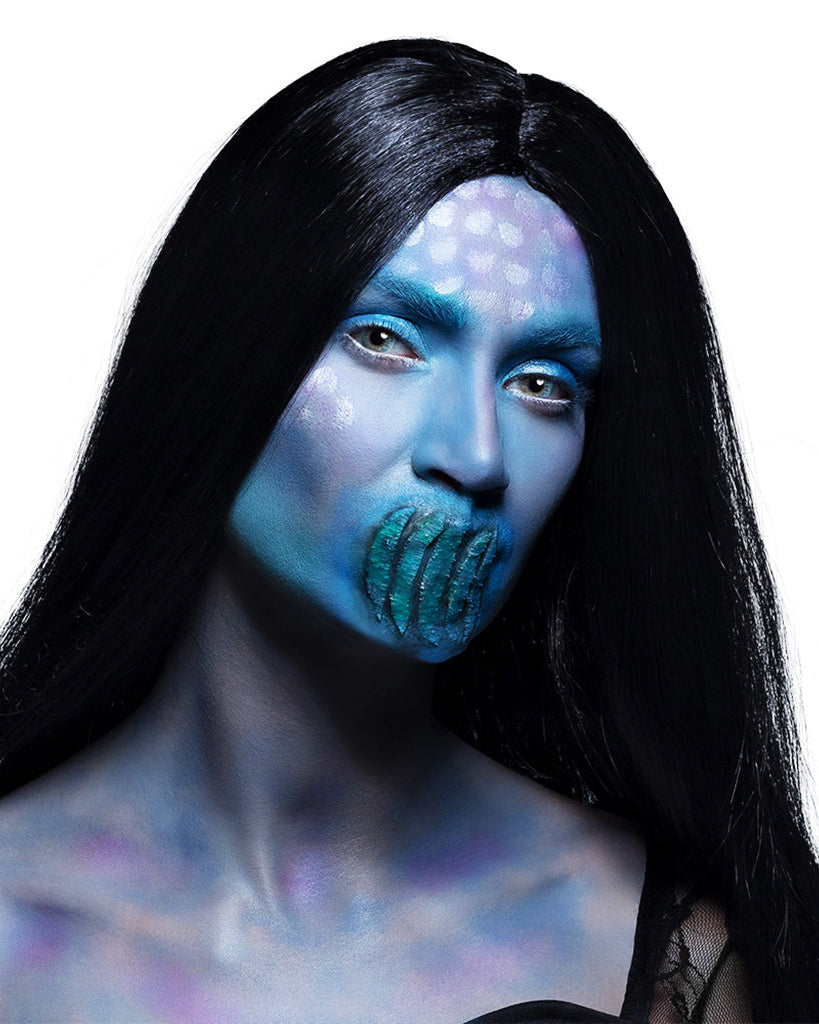 Blauer Halloween Schminke bedecktes Gesicht und aufgeschnittene Mundpartie mit Latex