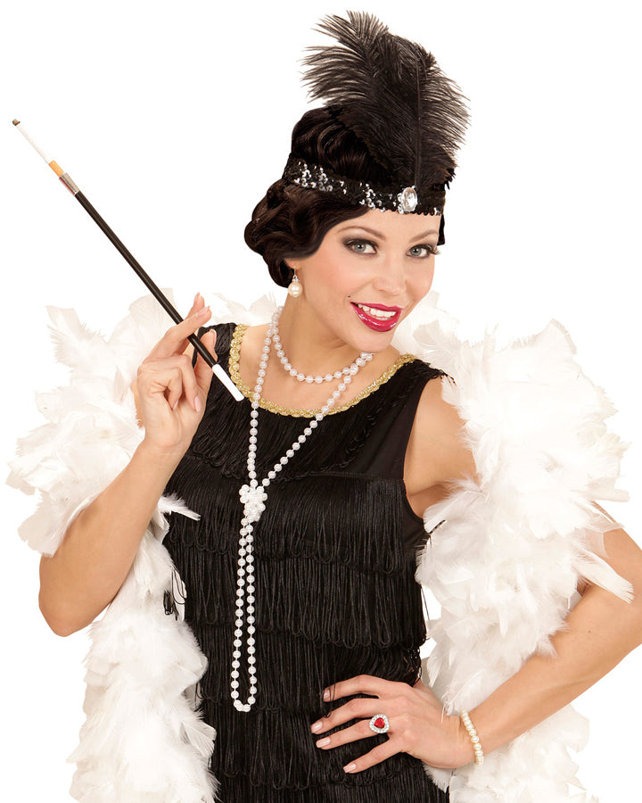 20er Jahre Charleston Damenkostüm mit Zigarettenspitze, Perlenkette, Stirnband und Federboa