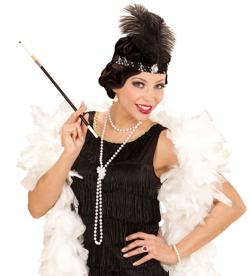 20er Jahre Charleston Damenkostüm mit Zigarettenspitze, Perlenkette, Stirnband und Federboa