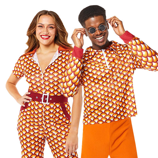 70er Jahre Kostüme für Herren und Frauen mit Retro muster, Gürtel und runden Sonnenbrillen