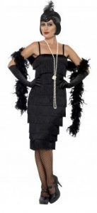 Model im 20er Jahre Kleid schwarz passend mit Kopfschmuck, Handschuhen, Halskette und Federboa