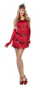 Model im roten 20er Jahre Kleid im Flapper-Style