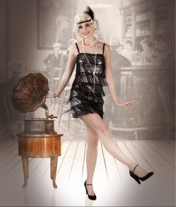 tanzendes Falpper Girl im 20er Jahre Kleid, im Hintergrund ein Gramophone und eine Kneipe