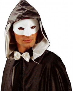 Mann in weißer venezianischer Maske