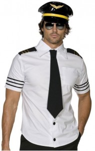 Mann im sexy Pilotenkostüm