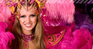 Blonde Frau mit pinkem Samba Kopfschmuck