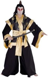 Mann in Samurai Kostüm mit Perücke