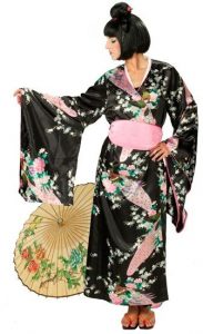 Frau trägt schwarzen Kimono und schwarze Perücke