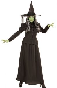 Frau mit grüner Schminke in schwarzem Hexenkostüm