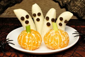 Bananen und Mandarinen als Halloween Snack zubereitet