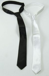Zwei Satin-Krawatten in schwarz und weiß