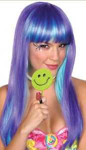 Frau trägt lila farbene Sweet Candy Perücke und hält einen Smiley in der Hand.
