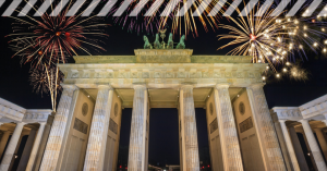 Brandenburger Tor in Berlin mit Feuerwerk am Himmel