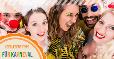 Freunde feiern Karneval in Kostümen