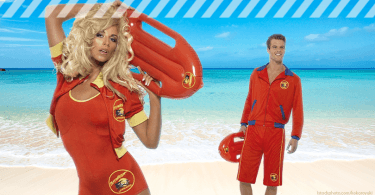 Frau und Mann mit roten Baywatch Kostümen vor Strandkulisse