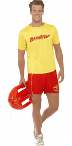 Junger Mann mit gelbem Baywatch T-Shirt und roter Badehose