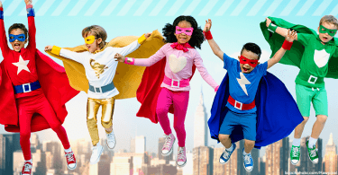 Fünf Kinder verkleidet als Superhelden