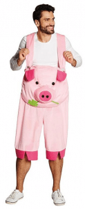 Mann im Darts Kostüm mit Schweinelatzhose