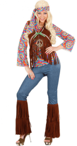 Frau mit blonder Perücke im Hippie Kostüm