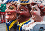 Drei übergroße Karnevalsfiguren