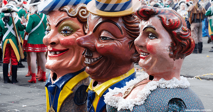 Drei übergroße Karnevalsfiguren