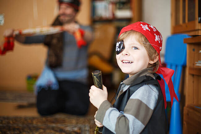 Kind als Pirat verkleidet mit Fernrohr
