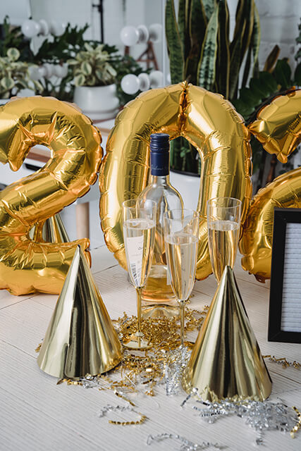 Geschmückter Tisch mit goldenen Silvester Ideen 