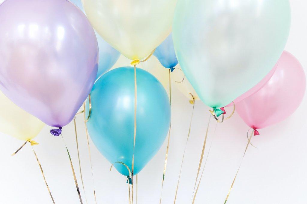 Bunte Luftballon platzen als Silvester Countdown