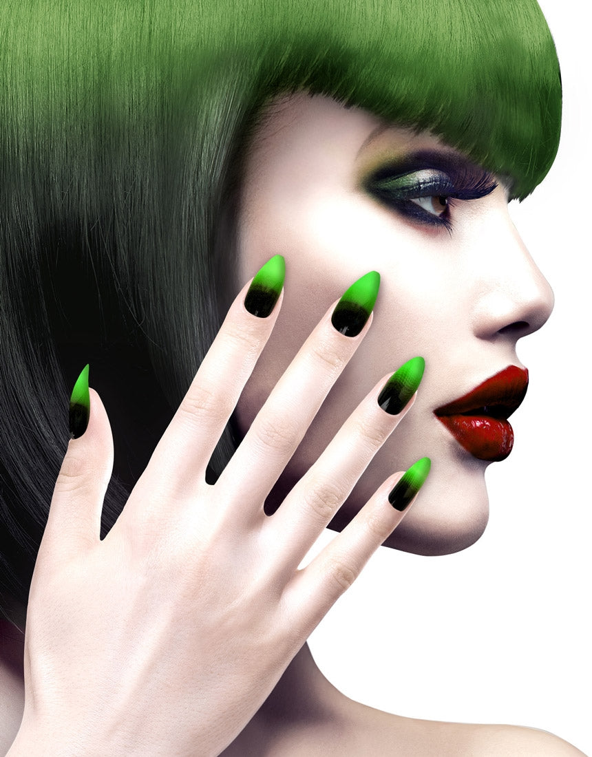 Grün-schwarzer Nagellack, Perücke und auffälliges Make-up