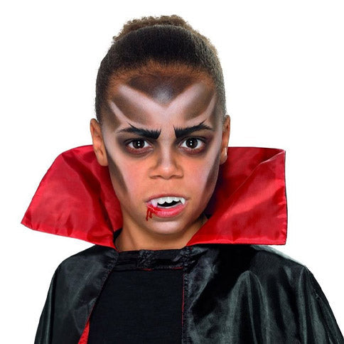 Dracula Zähne und Schmink