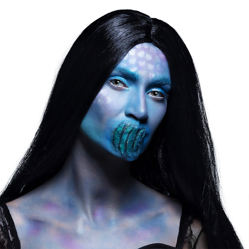  Blauer Halloween Schminke bedecktes Gesicht und aufgeschnittene Mundpartie mit Latex